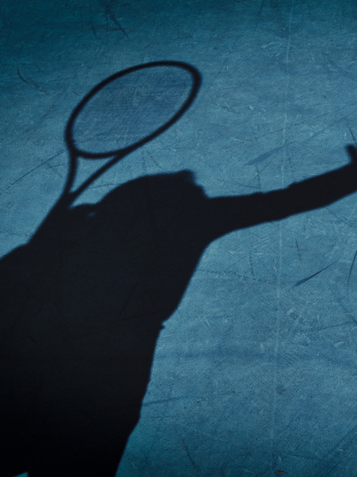 Alexander Zverev in der Ausholbewegung beim Aufschlag auf dem Hartplatz zur Analyse der Aufschlagroutine im Tennis-Podcast Sip & Charge.