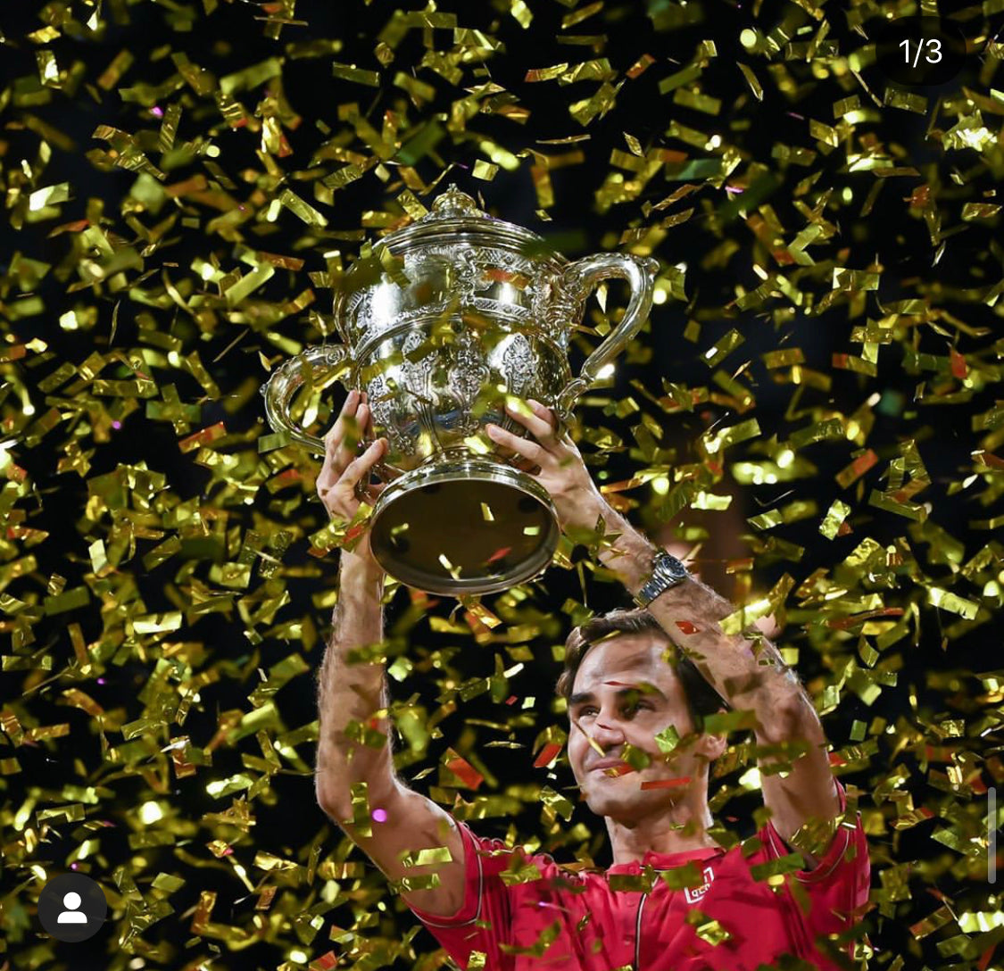 Roger Federer stemmt an den Swiss Indoors in Basel den Siegerpokal im goldenen Konfettiregen – sein 103. und letzter ATP-Titel 2019