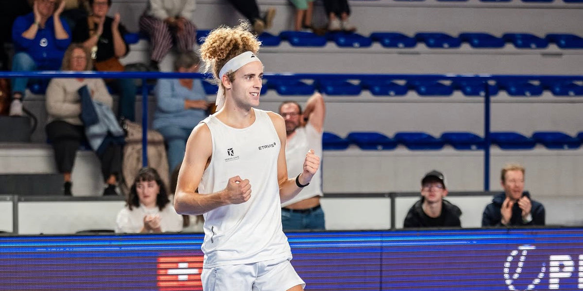 Mika Brunold jubelt mit geballten Fäusten auf dem blauen Hartplatz beim ATP Challenger in Roanne