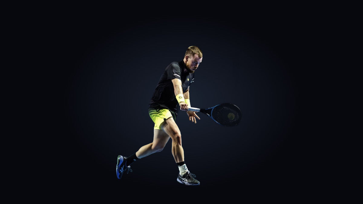 Remy Bertola spielt eine Rückhand im Qualifikationsfinal der Swiss Indoors Basel 2026