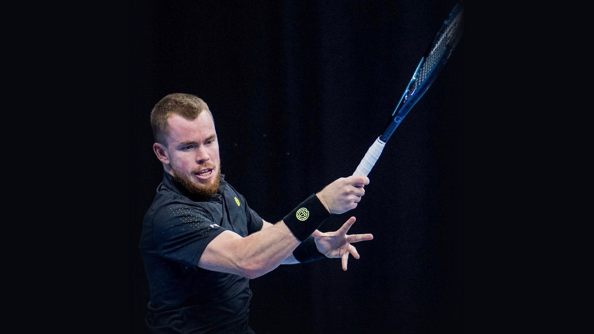 Remy Bertola spielt eine Vorhand auf dem Center Court der Swiss Indoors Basel 2026 beim Sieg gegen Jakub Paul in der Qualifikation