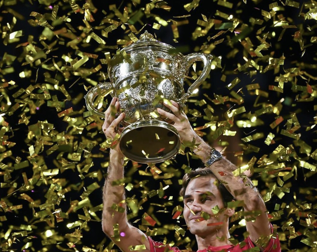 Roger Federer stemmt an den Swiss Indoors in Basel den Siegerpokal im goldenen Konfettiregen – sein 103. und letzter ATP-Titel 2019