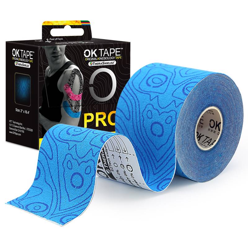 Blaues Kinesiotape auf Rolle mit speziellem Linienmuster und Schachtel für den Sport