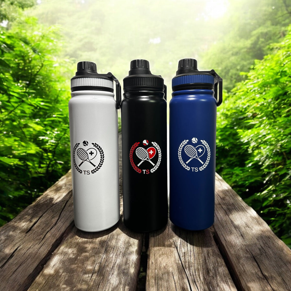 Alle drei Farbvarianten der Tennis Schweiz Thermoflasche 750 ml im Freien