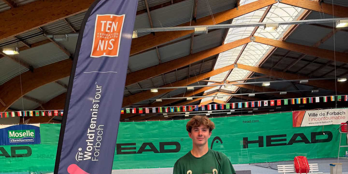 Flynn Thomas hält die Trophäe nach seinem Sieg bei der ITF World Tennis Tour in Forbach