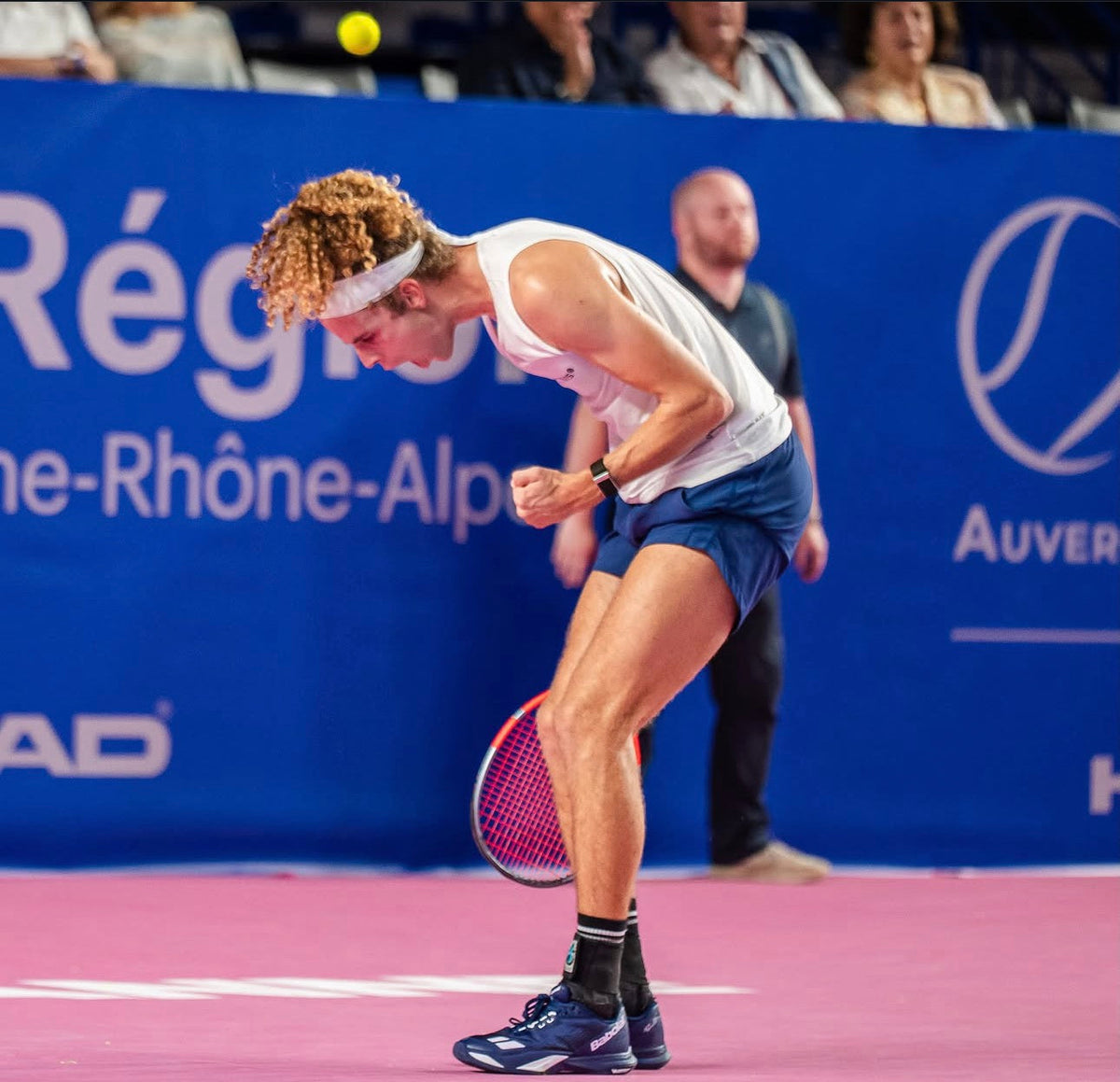 Mika Brunold ballt im Viertelfinal des ATP Challenger in Roanne gegen Felix Balshaw die Faust