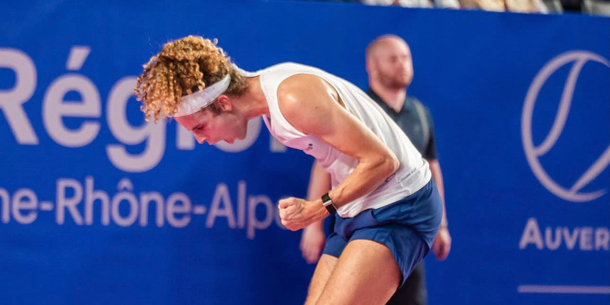 Mika Brunold ballt im Viertelfinal des ATP Challenger in Roanne gegen Felix Balshaw die Faust