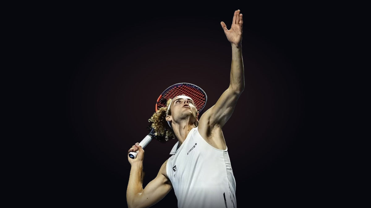 Mika Brunold beim Aufschlag an den Swiss Indoors Basel 2026