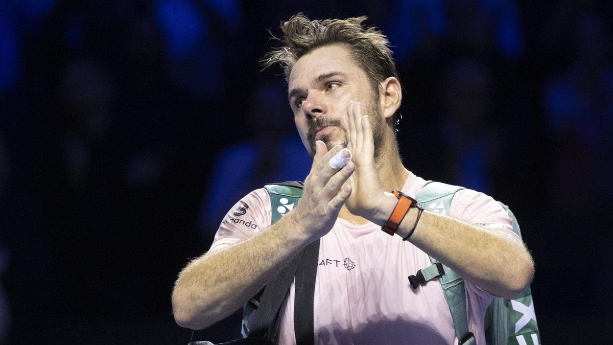 Stan Wawrinka applaudiert dem Publikum an den Swiss Indoors Basel