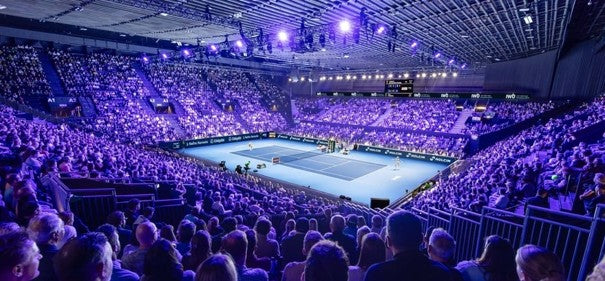 St. Jakobshalle in Basel vor den Swiss Indoors 2026 mit vollen Rängen und Centre Court