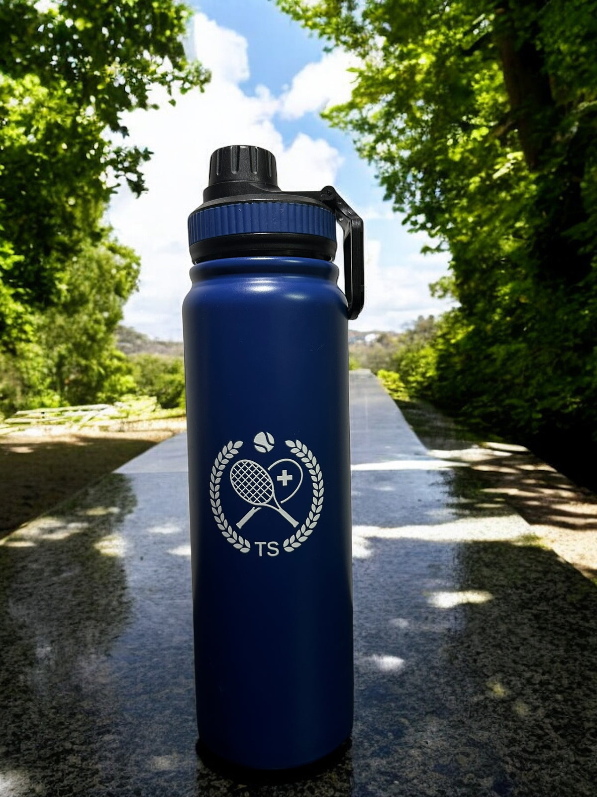 Blaue Tennis Schweiz Thermoflasche 750 ml mit weissem Wappen-Logo und praktischem Sportdeckel