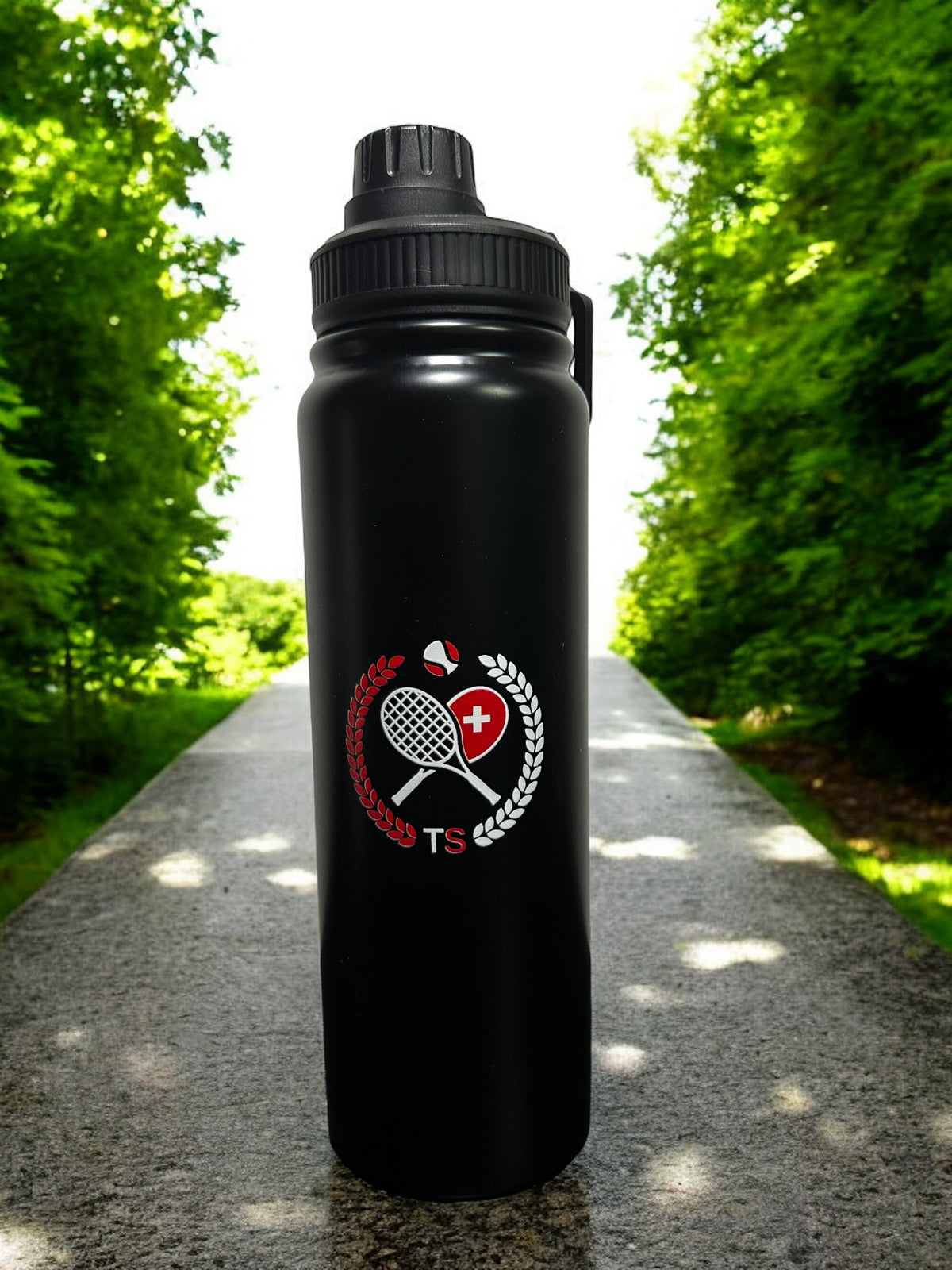 Schwarze Tennis Schweiz Thermoflasche 750 ml mit rot-weissem Wappen-Logo im Freien