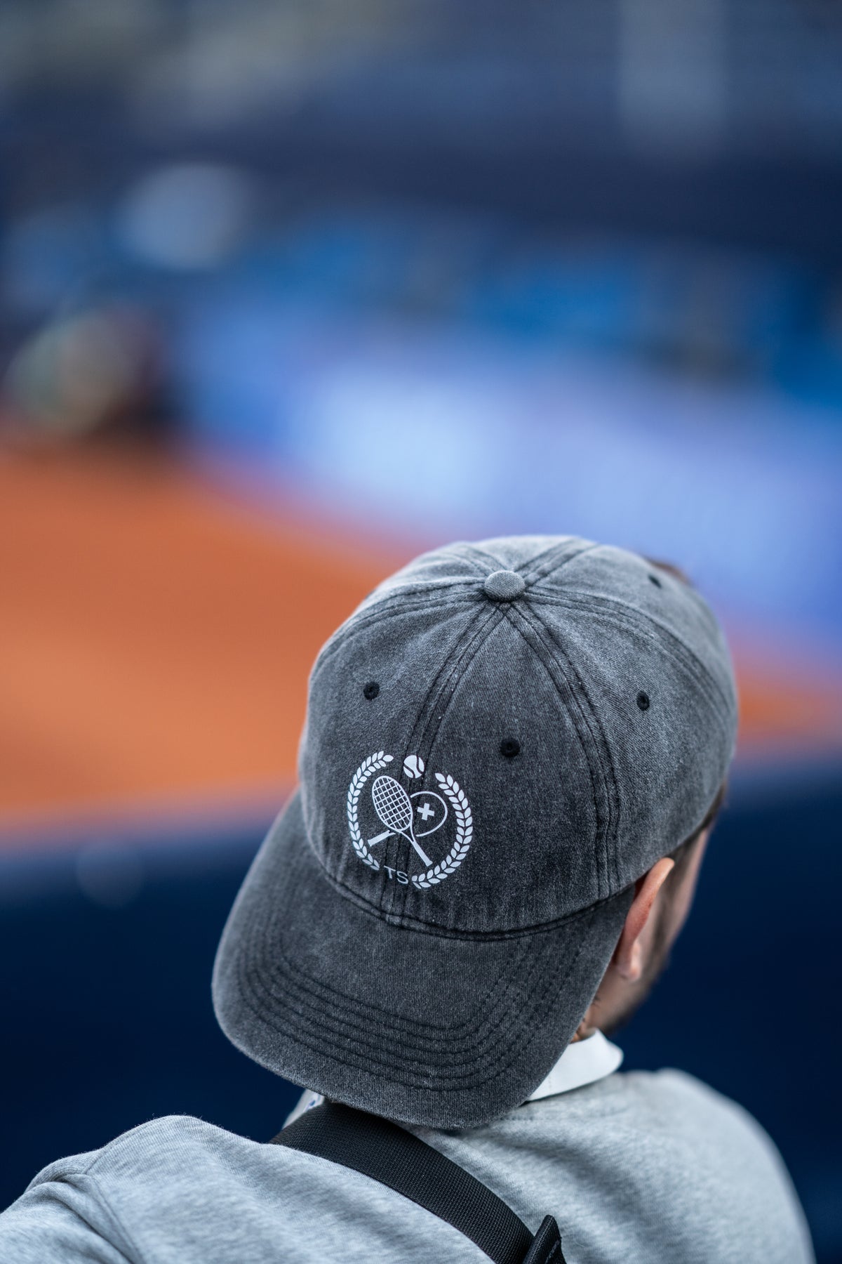 Detailansicht der Tennis Schweiz Vintage Cap mit weisser Logo-Stickerei